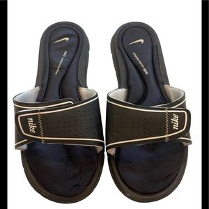 WOMEN’S NIKE BLACK SLIP ON COMFORT FOOTBED SANDALS, SIZE 8